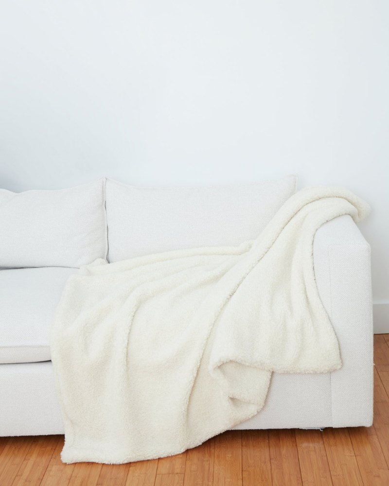 Katila Luxe Teddy Faux Shearling Dog Blanket in Blanc HOME APPARIS   
