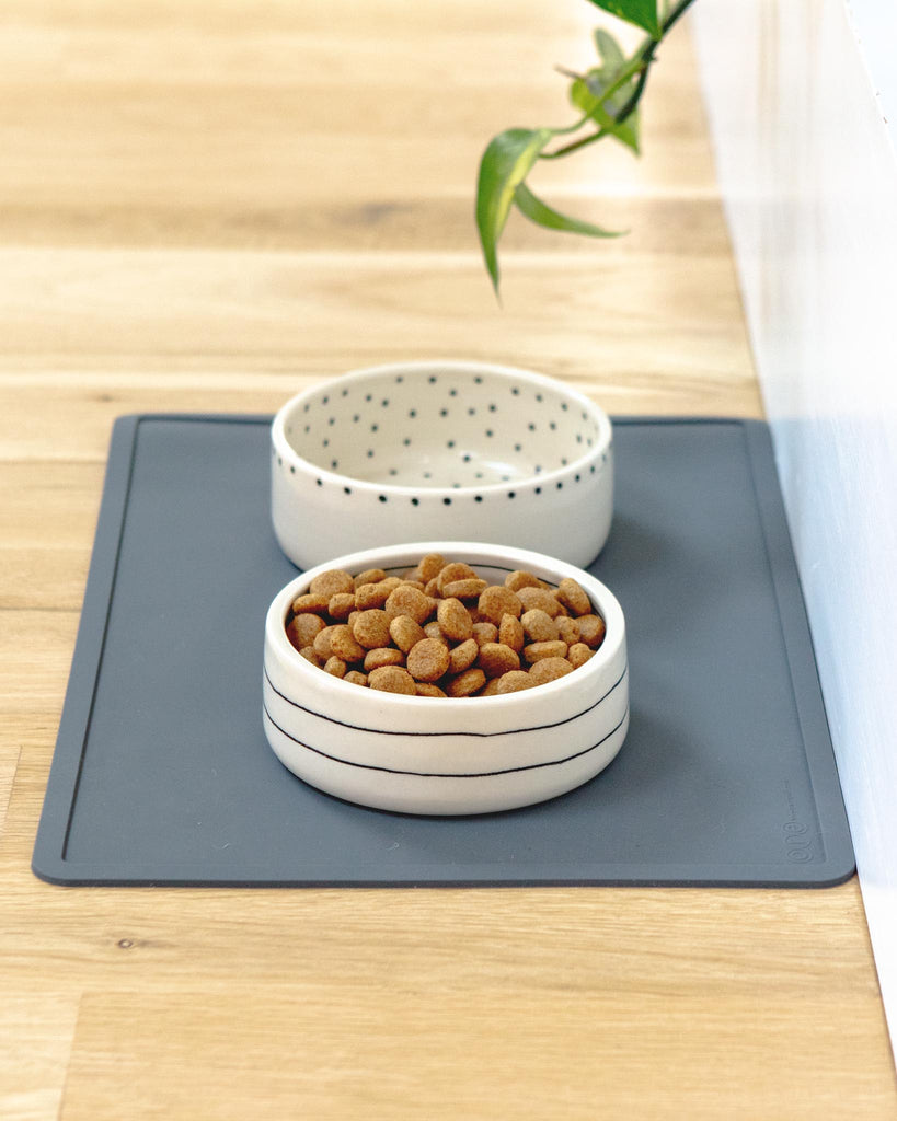 Silicone Feeding Placemat in Dark Grey Eat ORE PET   