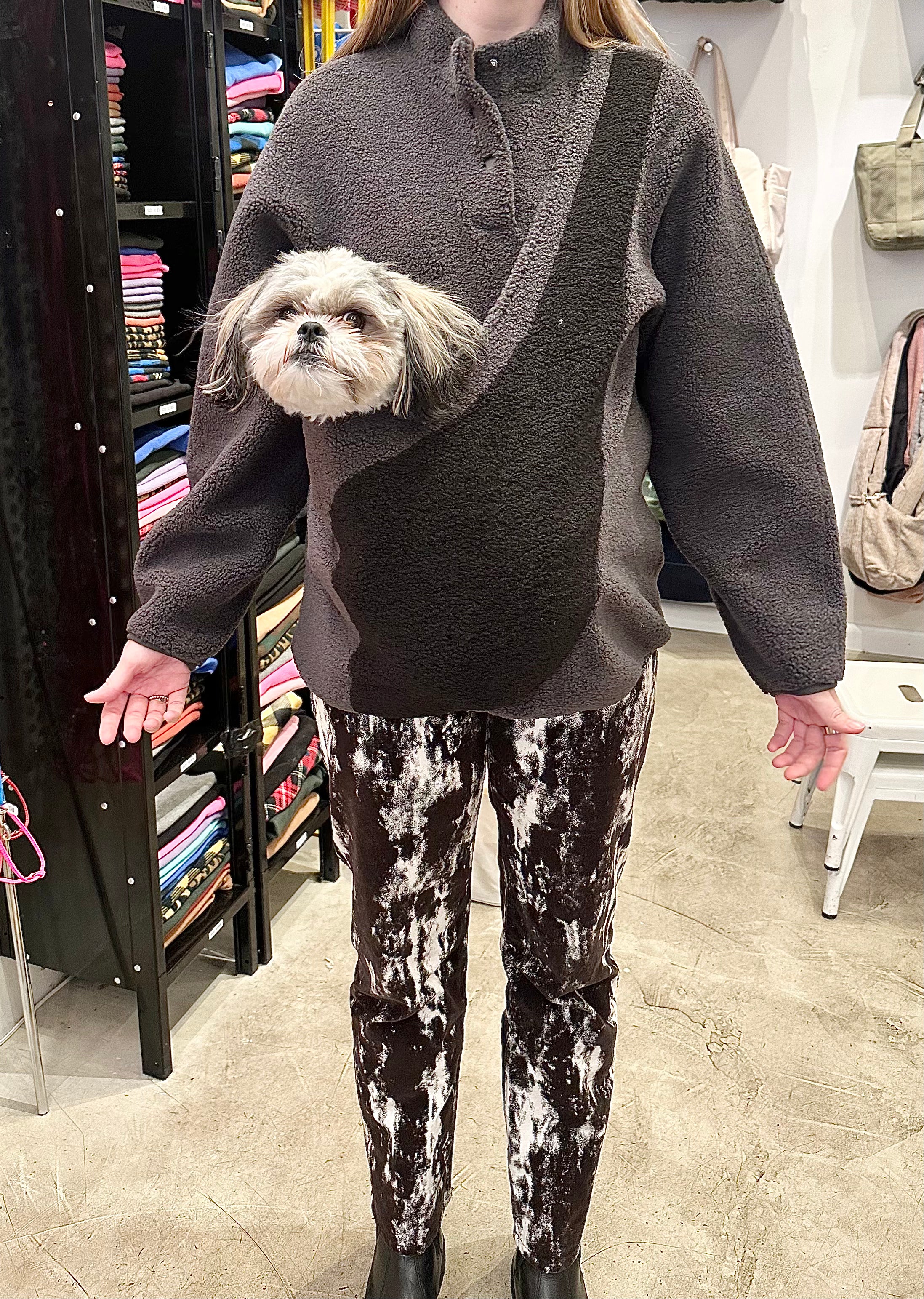 RIIKYU | Fleece Pullover with Built-In Pet Pouch Carrier in Black & Grey