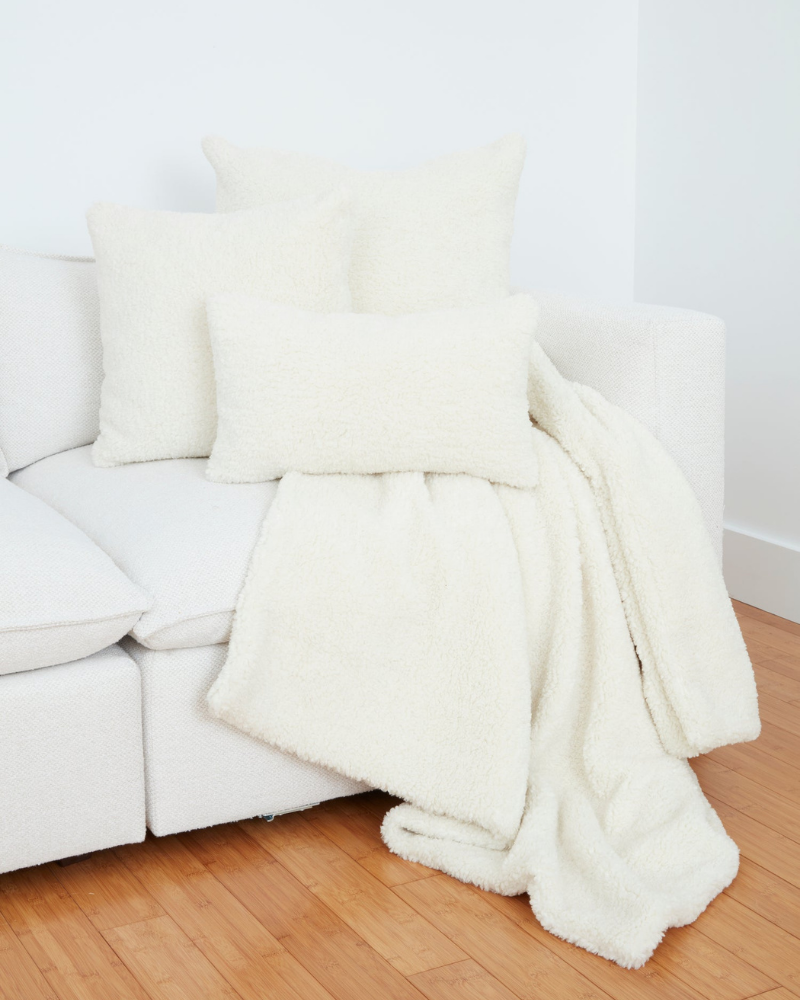 Katila Luxe Teddy Faux Shearling Dog Blanket in Blanc HOME APPARIS   