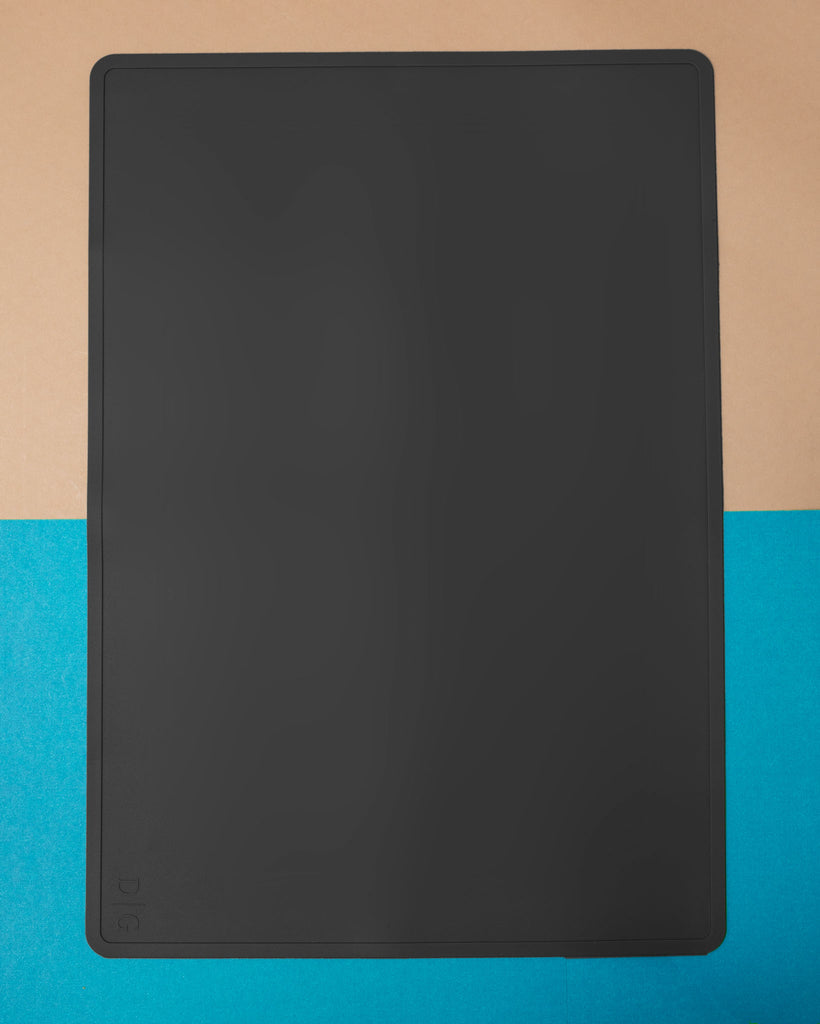 Silicone Feeding Mat in Night Black Eat DEAREST GREY   