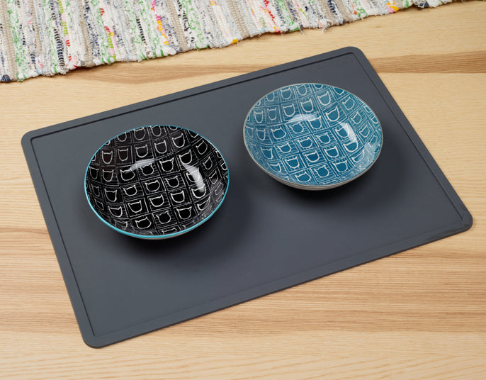 Silicone Feeding Placemat in Dark Grey Eat ORE PET   